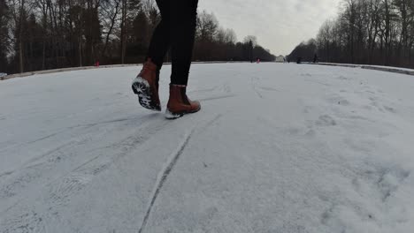 Oberschleißheim-Schloss-En-Invierno-Palacio-Alemán-Cubierto-De-Nieve-Caminar-Zapatos-De-Invierno