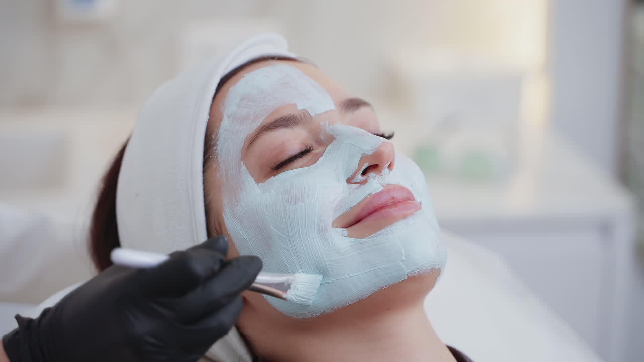 얼굴 마스크 치료를 받는 여성