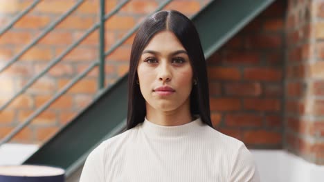 retrato de una feliz mujer de negocios biracial en la oficina
