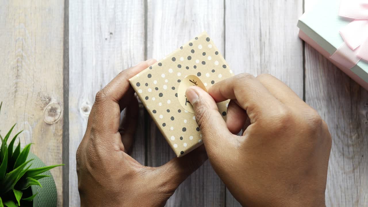 manos abriendo una caja de regalos