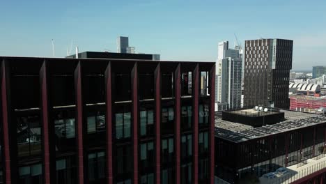 Vuelo-Aéreo-Con-Drones-Sobre-Los-Tejados-De-Oxford-Road-En-El-Centro-De-La-Ciudad-De-Manchester-Para-Revelar-Una-Visión-General-De-Las-Torres-Deansgate