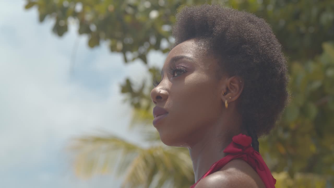 Tracking left to right pan close-up of an African facemodel with an afro hairstyle