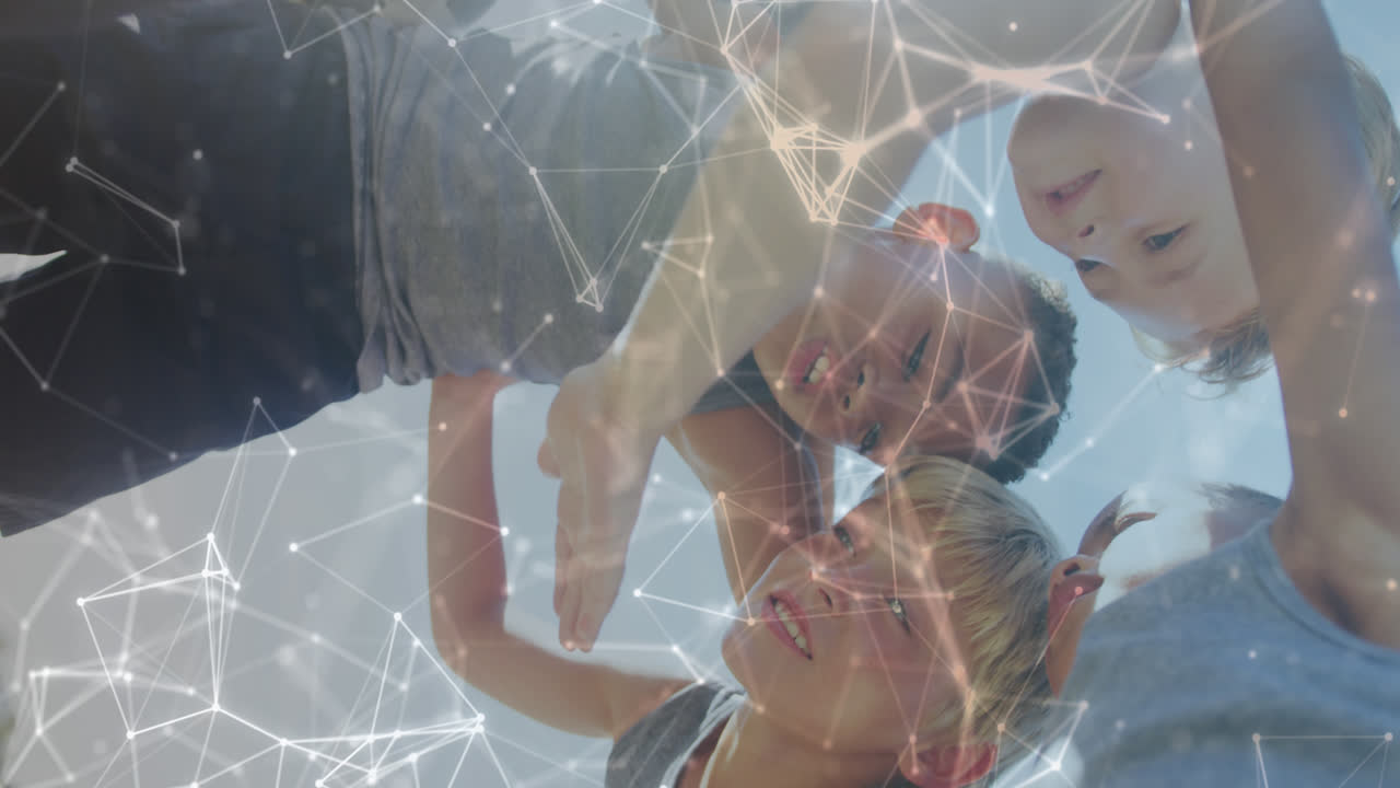 animación de redes sobre escolares felices y diversos agrupados en el campo deportivo