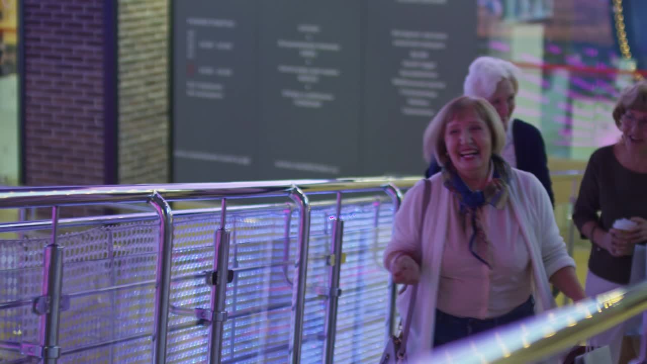 쇼핑 후 행복 한 노인 여성 들