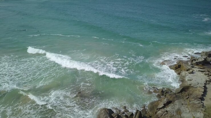 Turners Beach si trova sulla costa orientale australiana, vicino alla città di Yamba, e accoglie molti surfisti che assaporano le acque salate dell'Oceano Pacifico meridionale. Il frangiflutti di Yamba divide l'acqua del mare.