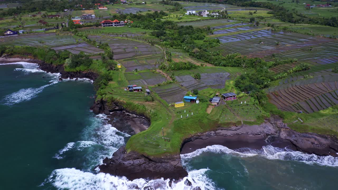 línea costera pintoresca de la playa amor en kediri, bali, indonesia - toma aérea de dron