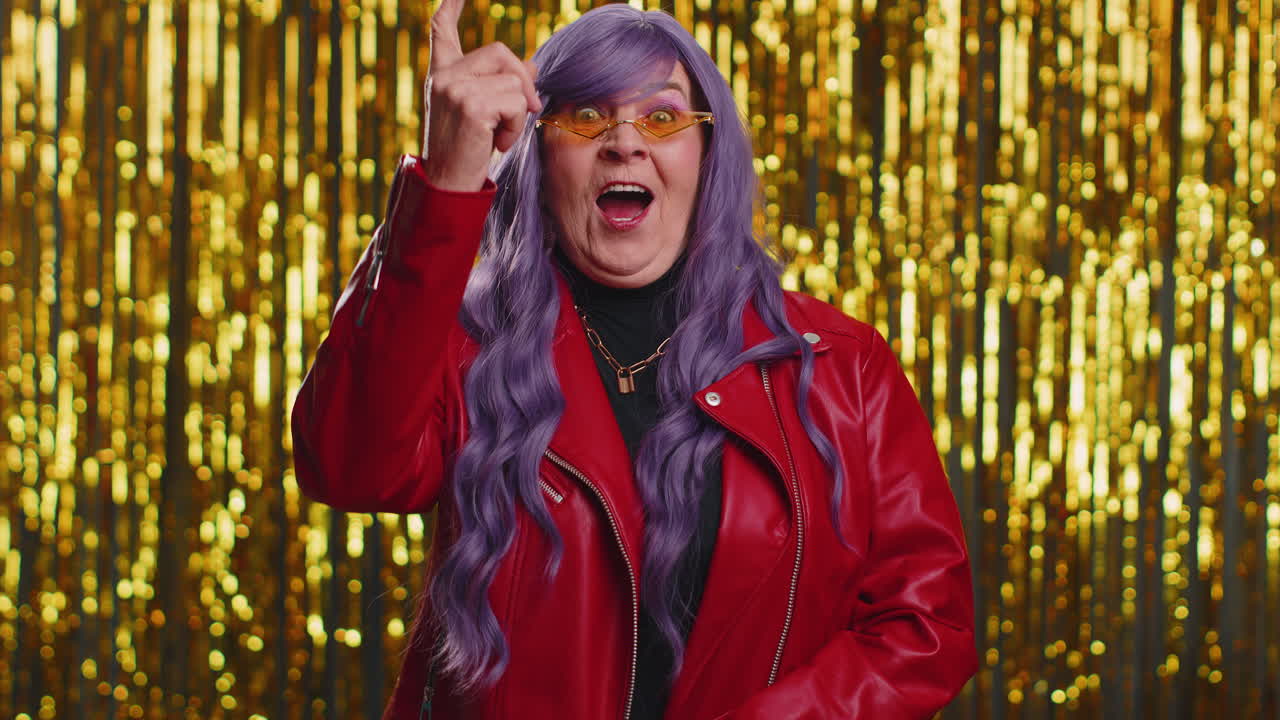 inspirada mujer mayor señalando con el dedo hacia arriba mostrando gesto eureka, idea de solución, inspiración, respuesta