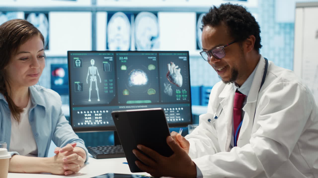 médico afroamericano que presenta los diagnósticos de rayos x en la tableta