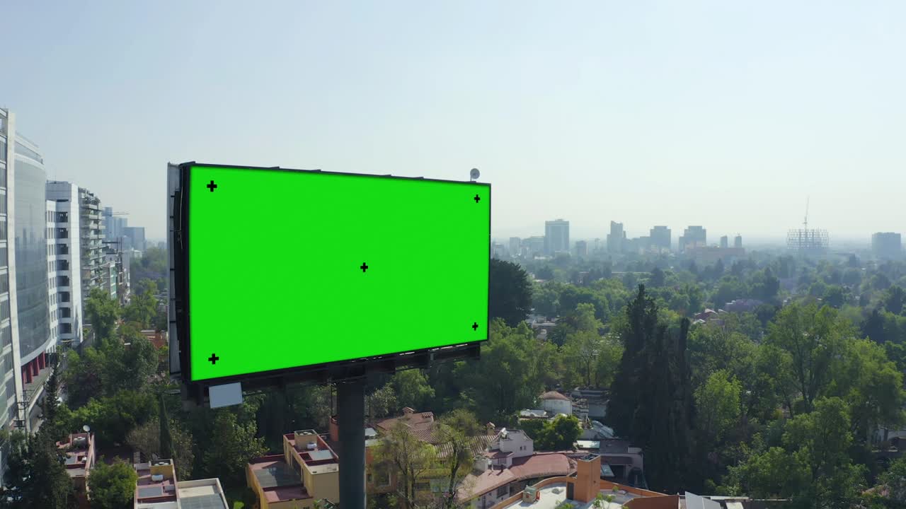 vista aérea panorámica de un enorme espectacular rodeado de enormes edificios de oficinas y una carretera de dos pisos llena de coches