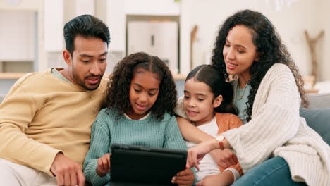 Familia,-Padres-E-Hijos-Con-Una-Tableta