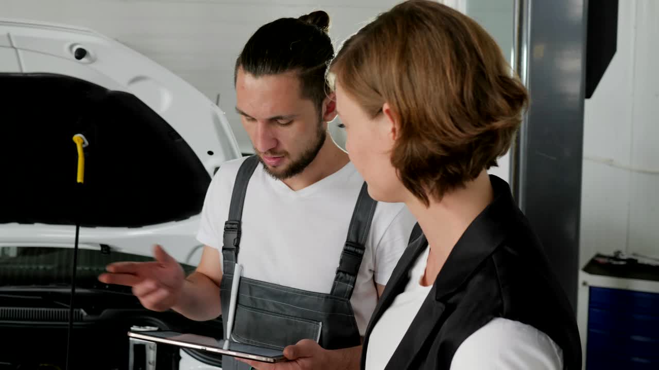 걱정하는 소비자, 자동차 메카닉이 고객에게 조언, 여성 자동차가 고장 났고, 서비스 노동자가 고객과 이야기하고, 자동차의 마스터가 나타납니다.