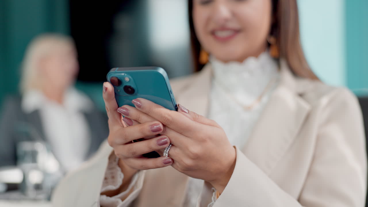 사무실에서 스마트폰을 사용하는 여성