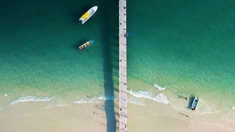 Luftaufnahme-Eines-Weißen-Sandstrandes-Mit-Holzsteg-Am-4K-Strand,-Koh-Rong,-Kambodscha