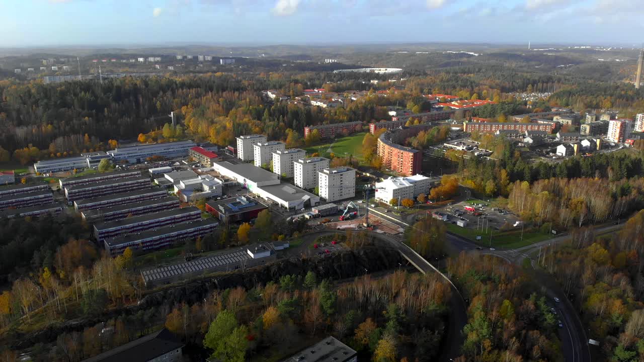 inclinación aérea hacia arriba volando hacia atrás del distrito de bergsjon a la hora dorada