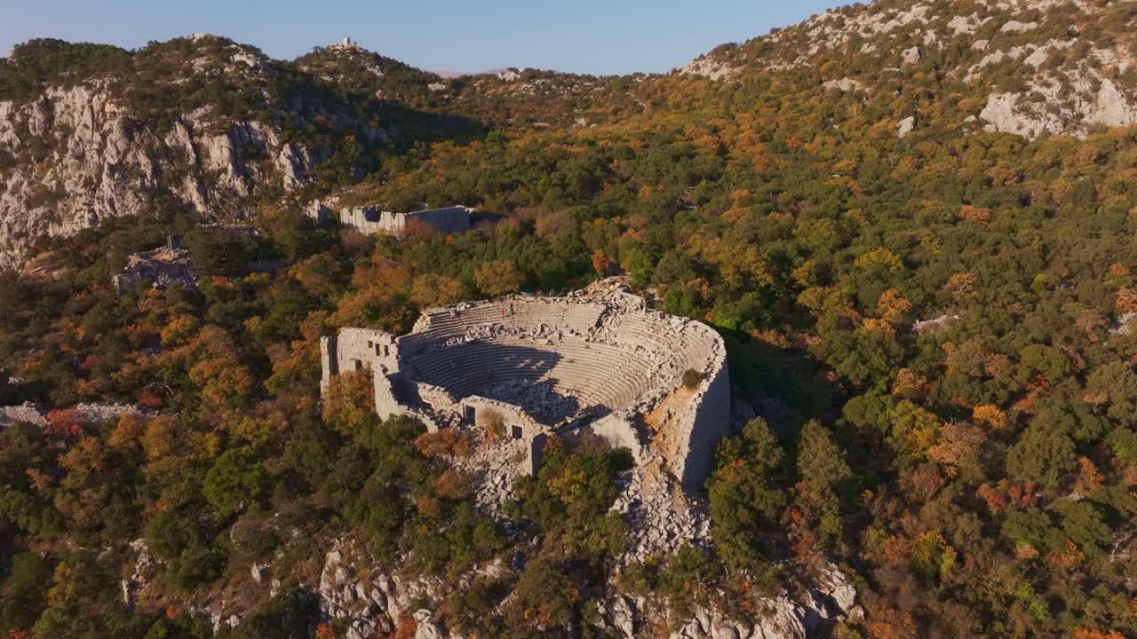 Zříceniny divadla starověkého města Termessos na podzim v Turecku