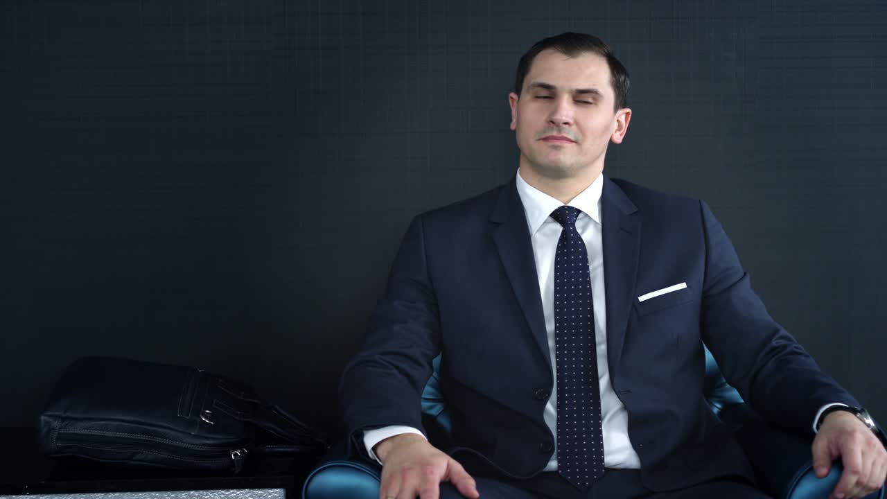 el taxi se detuvo, salí.