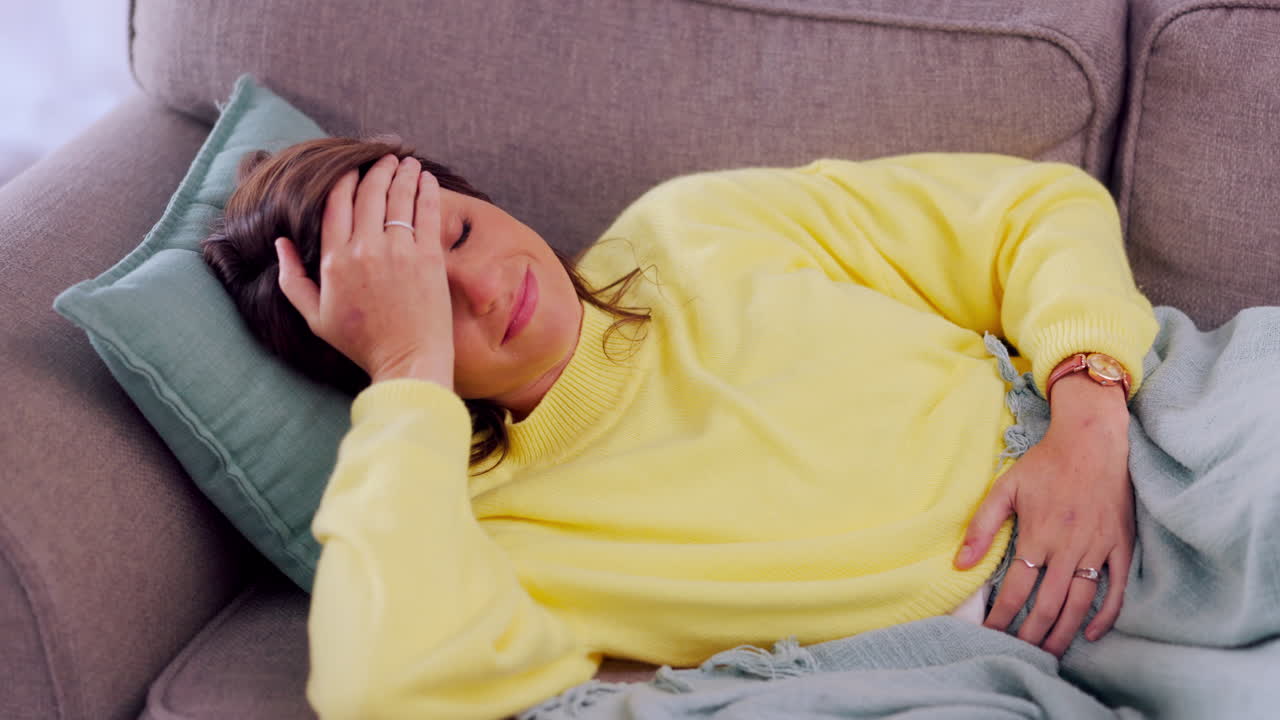 dolor de estómago, pms y mujer infeliz en un sofá