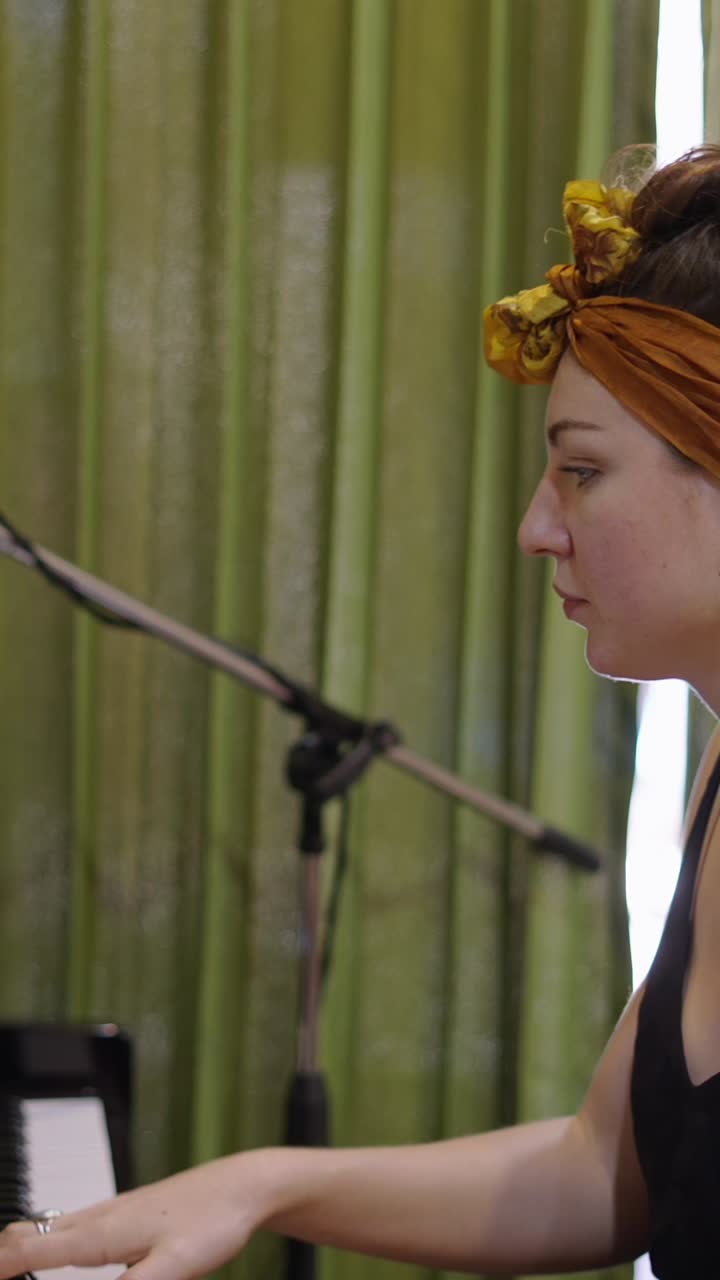 mujer tocando el piano
