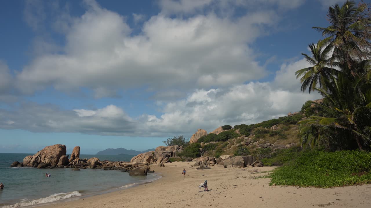 Horseshoe Bay Bowen Australia, paesaggio naturale, nuoto, immersioni, spiaggia di Airlie Proserpine, cielo blu soleggiato, nuvole, Coral Sea Marina, massi rocciosi, vista sul porto, coralli della Grande Barriera Corallina, rilassante, pacifico.