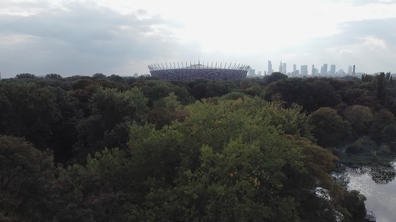 도시 스카이라인과 숲을 배경으로 바르샤바 경기장의 드론 샷 설정