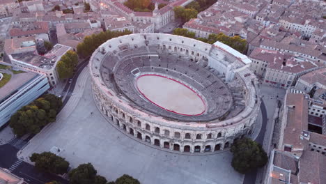 arena de nîmes, anfiteatro en la ciudad de nimes, ángulo alto de órbita aérea