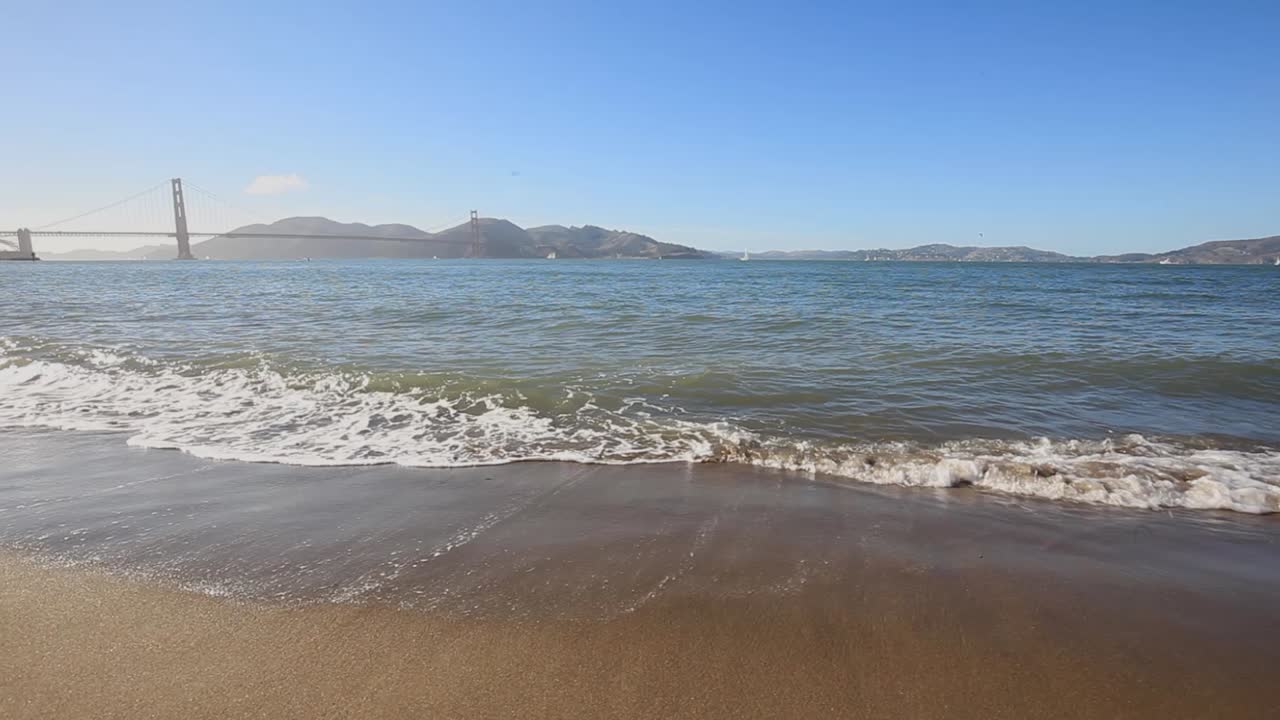 Vista de Ondas quebrando em Crissy Field com a Ponte Golden Gate ao Fundo
