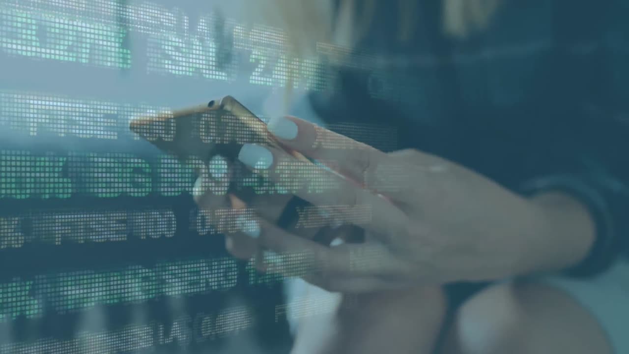 mujer que usa teléfonos inteligentes y datos