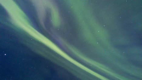 increíble vista de la aurora boreal en el cielo nocturno