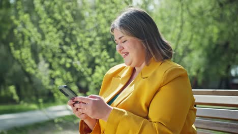 mujer usando el teléfono en un parque