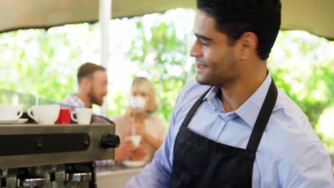 Männlicher-Kellner,-Der-Tasse-Und-Untertasse-Arrangiert