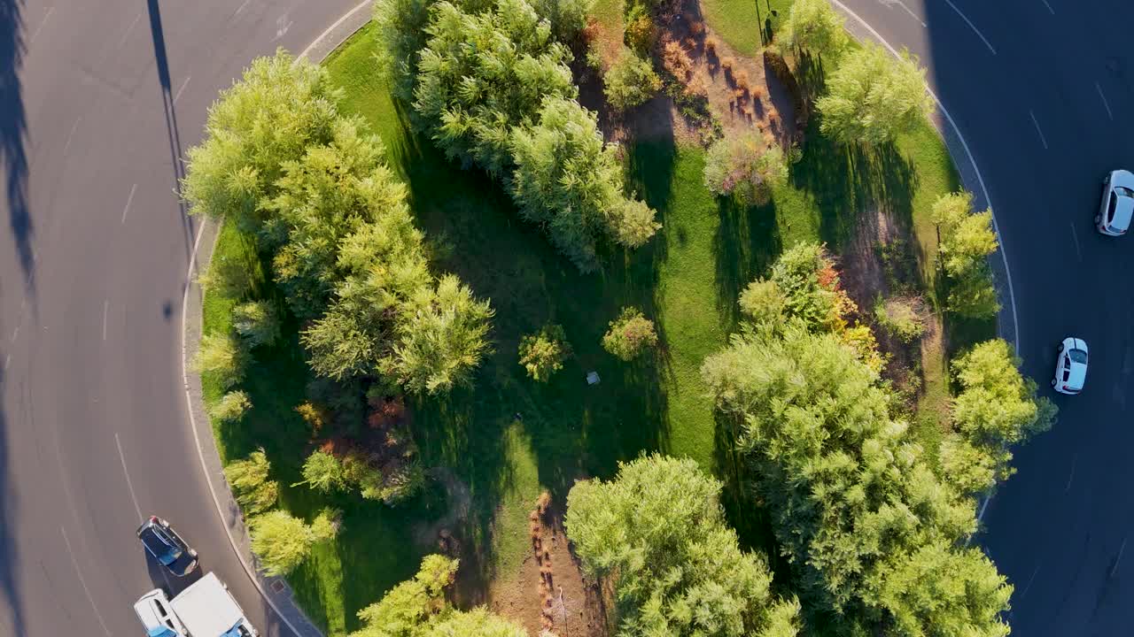 vista de arriba hacia abajo por encima de la plaza charles de gaulle, coches en una rotonda, bucarest, rumania