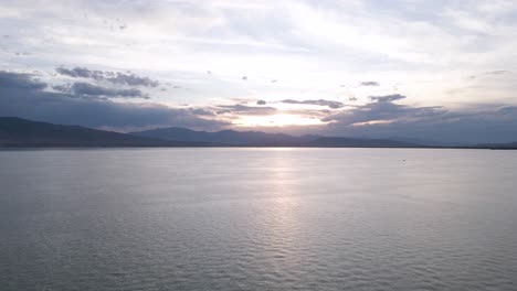 Increíble-Vista-Aérea-Por-Encima-Del-Impresionante-Lago-Tranquilo-De-Utah-Al-Atardecer