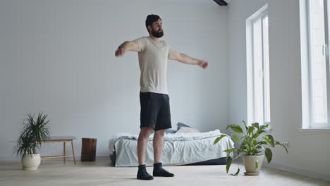 hombre haciendo ejercicios de estiramiento en casa