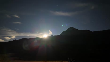 Timelapse-De-Nubes-Rodando-Sobre-El-Paisaje-Montañoso-De-Silueta-En-Valmalenco-Con-El-Sol-Saliendo-En-El-Fondo