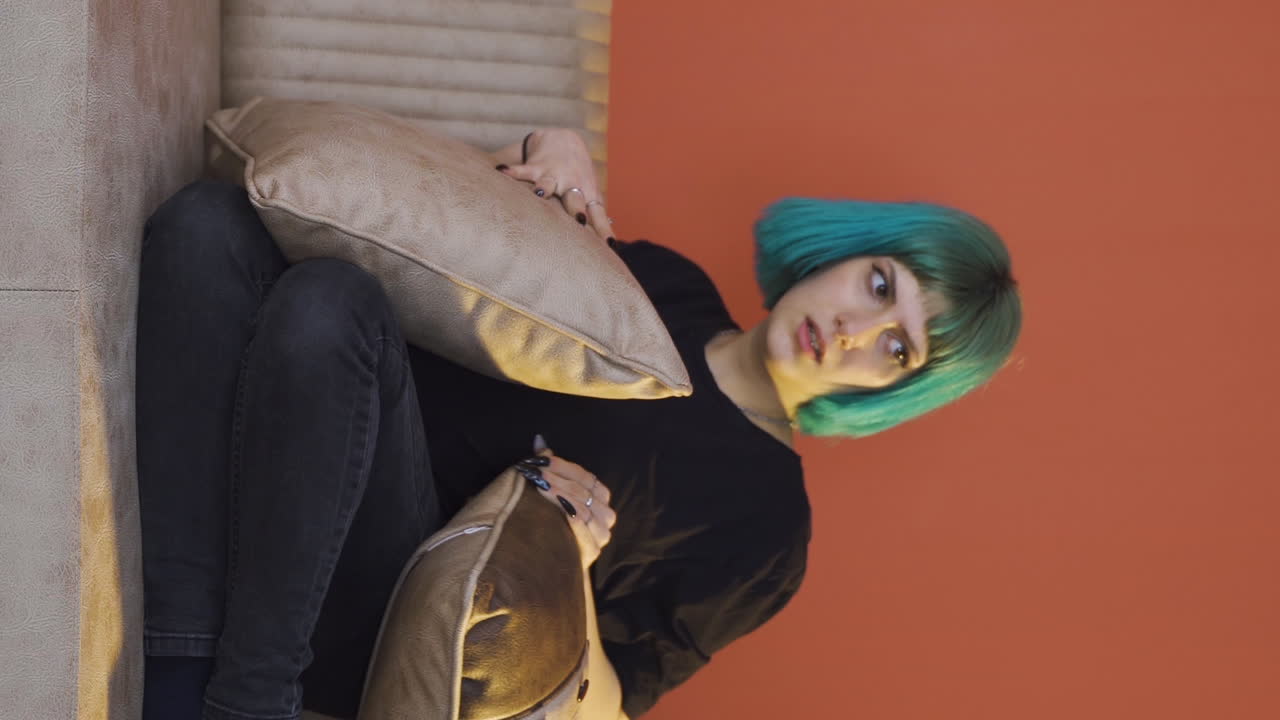 video vertical de la joven con los problemas se esconde a sí misma. paciente mental.