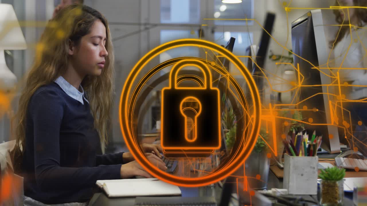 Animazione dell'icona di un lucchetto di sicurezza su una donna che usa il computer in ufficio