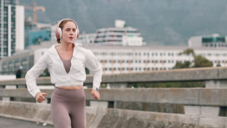 mujer corriendo en una ciudad