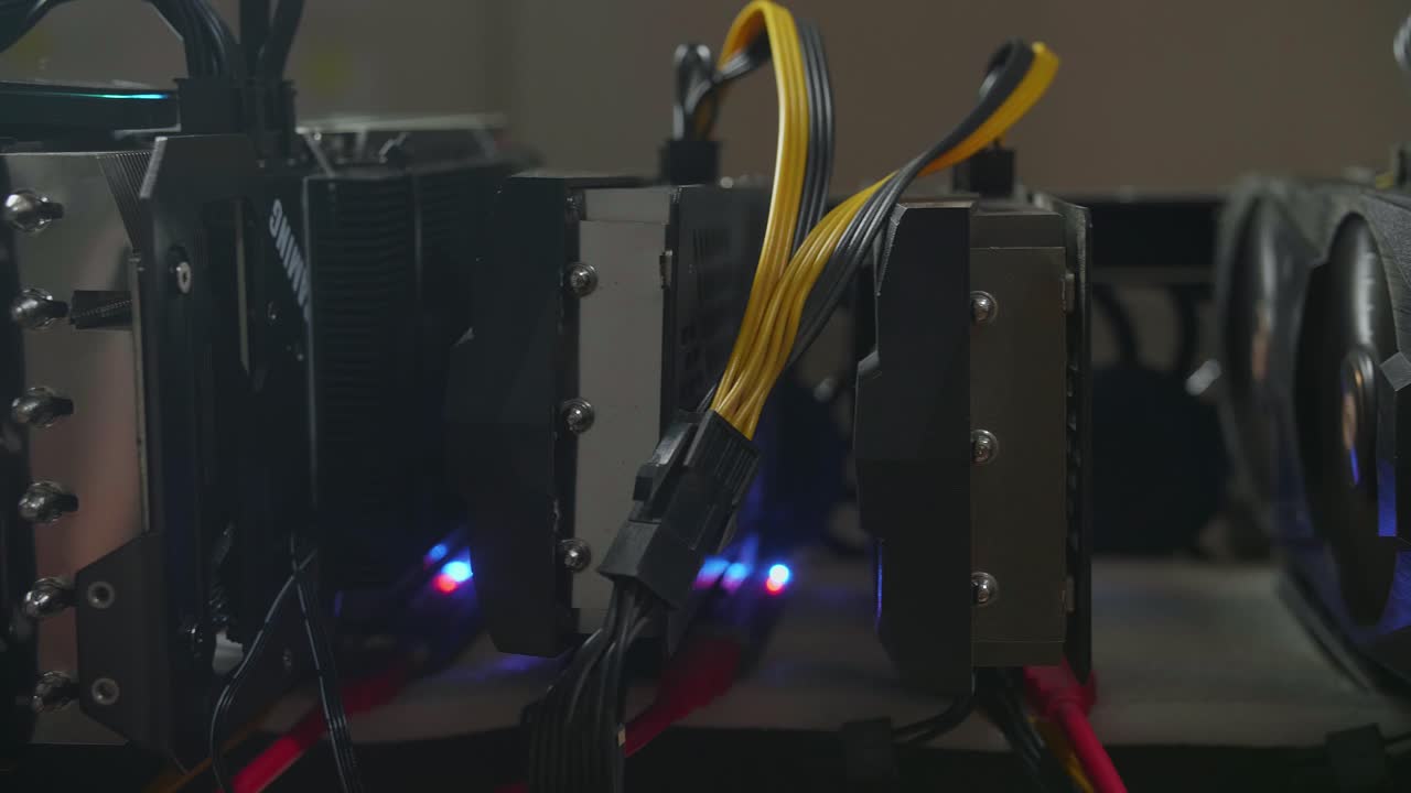 cerrar los cables de energía de la plataforma de minería de criptomonedas conectados