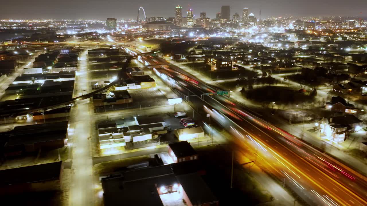 Video time-lapse del traffico che si sposta da sinistra a destra sull'Interstate 70 a St. Louis, Missouri. Scena di trasporto autostradale urbano che mostra l'infrastruttura cittadina e il flusso di pendolari