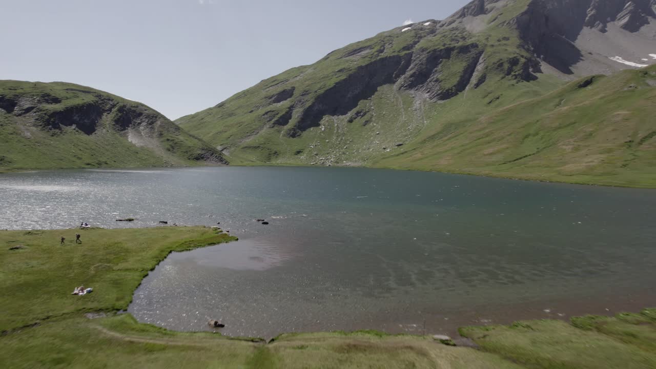 좋은 일요일을 즐기는 사람들과 함께 버니 호수를 비행하는 드론 비디오로 비행기 전진 및 기울기