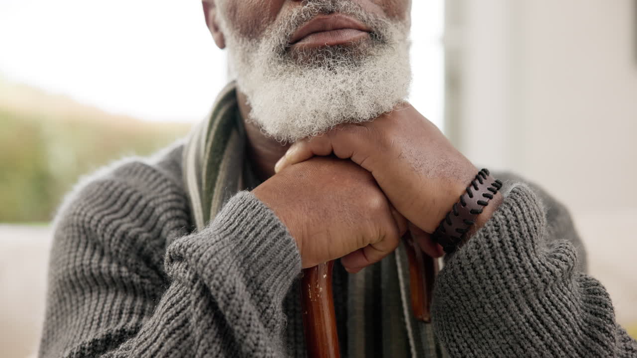 bastón de caminar, pensamiento y hombre mayor