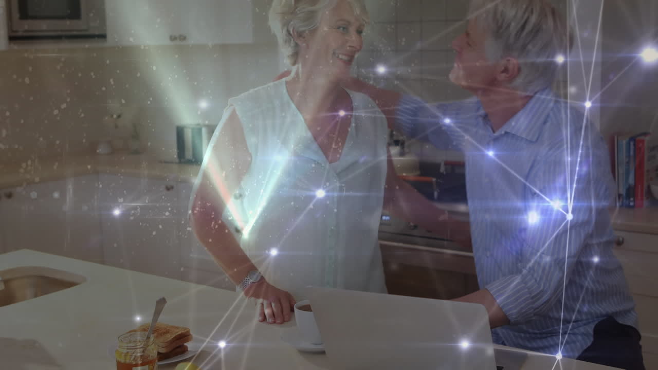 animación de redes de conexiones a través de una pareja mayor utilizando una computadora portátil