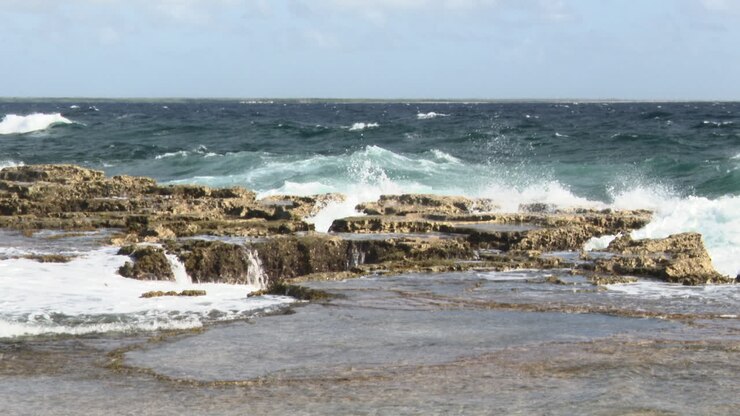 Onde che si infrangono sulle rocce della costa occidentale di Bonaire.