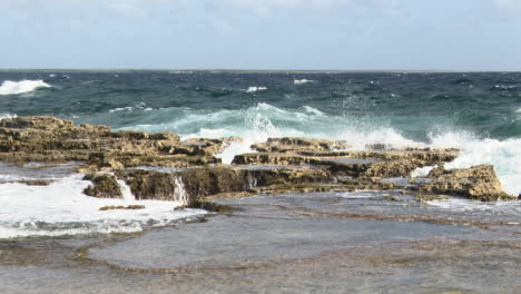 Wellen,-Die-Sich-An-Felsen-An-Der-Westküste-Von-Bonaire-Brechen