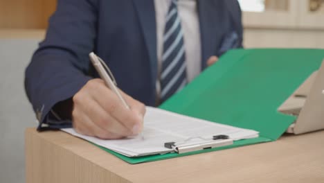 primer plano de las manos del empresario firmando documento sobre acuerdo y contrato importante de legal en carpeta en la oficina, gerente o ejecutivo documento de escritura sobre informe de finanzas, concepto de negocio.