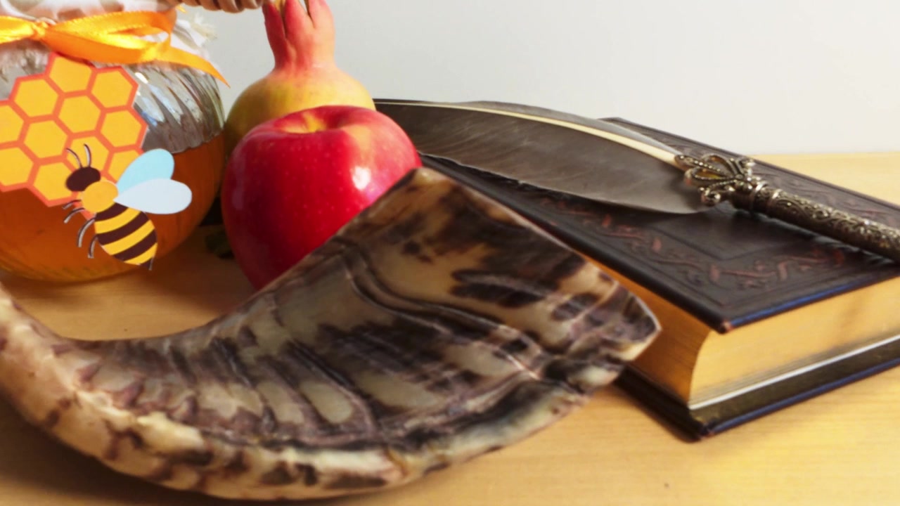 Simboli di Rosh Hashanah: miele, mela, melograno, shofar