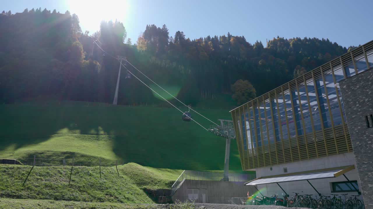 teleférico con un hermoso entorno en un día soleado en engelberg, suiza