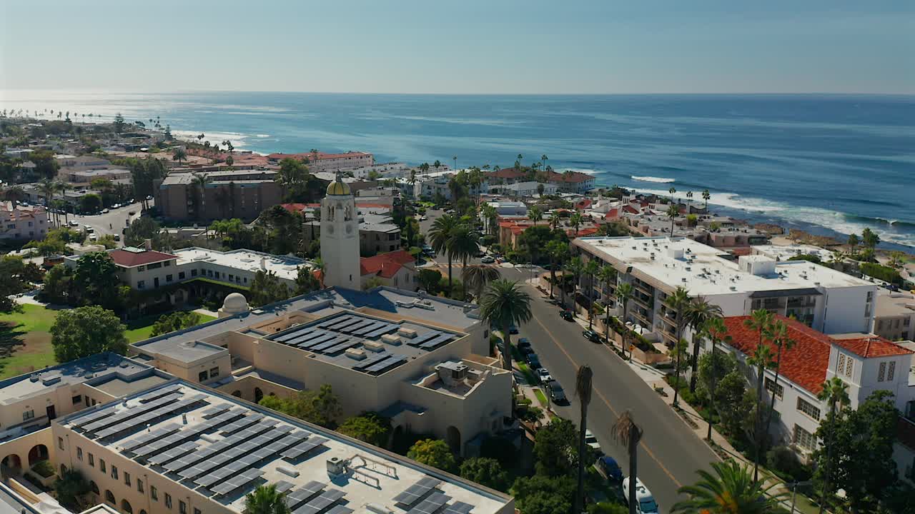 vista aérea giratoria sobre la escuela del obispo en la jolla, california