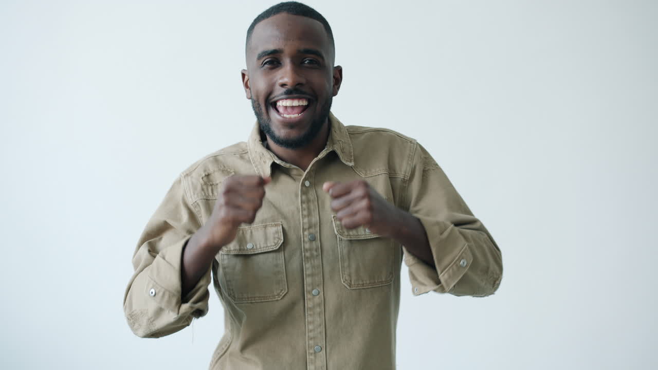 hombre feliz posando