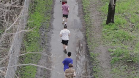 Jogger-Machen-Sich-Auf-Den-Weg-Zum-Laufen